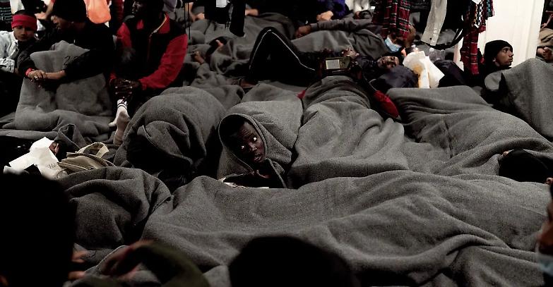 Panico tra i migranti &laquo;Fateci scendere&raquo; Il governo non cede