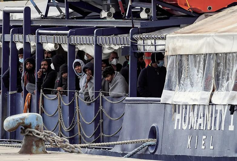 I migranti sono &laquo;ad alto rischio psicologico&raquo; E i medici dicono s&igrave; allo sbarco