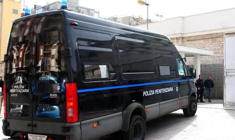 Detenuto pestato a Bari: agenti penitenziari arrestati per tortura