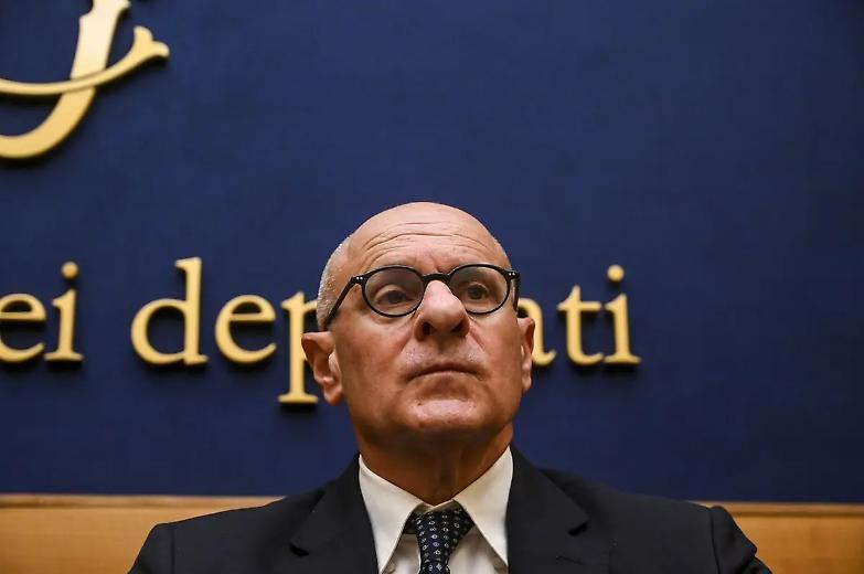 "Il dispenser? In italiano si dice dispensatore". La battaglia di Rampelli alla Camera