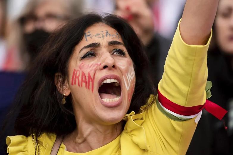 Iran, repressione a colpi di arresti: 800 manifestanti vanno alla sbarra