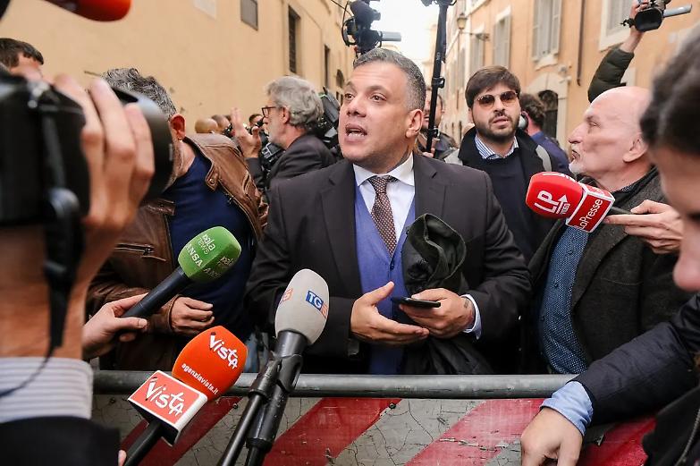 Castellino lancia il suo partito a Montecitorio. Ma non pu&ograve; entrare alla Camera