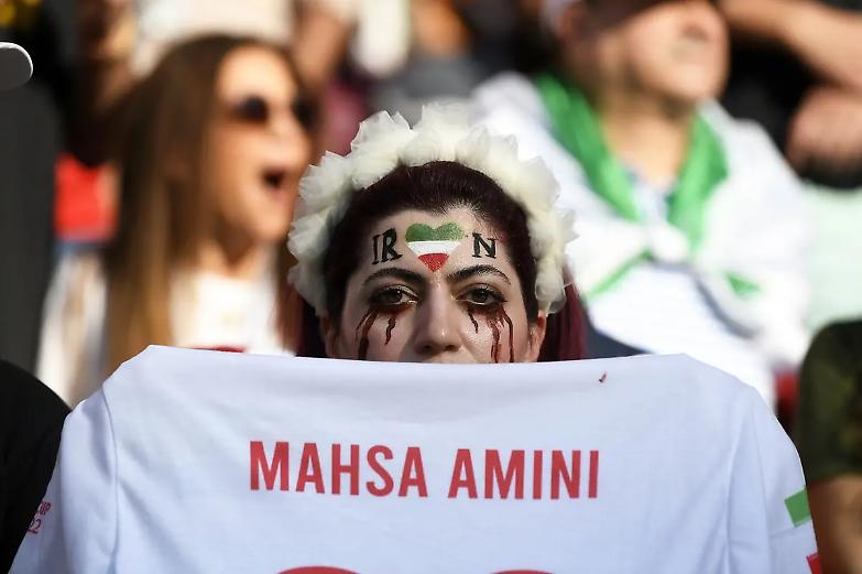 Allo stadio con la maglia di Mahsa Amini, la protesta della tifosa iraniana