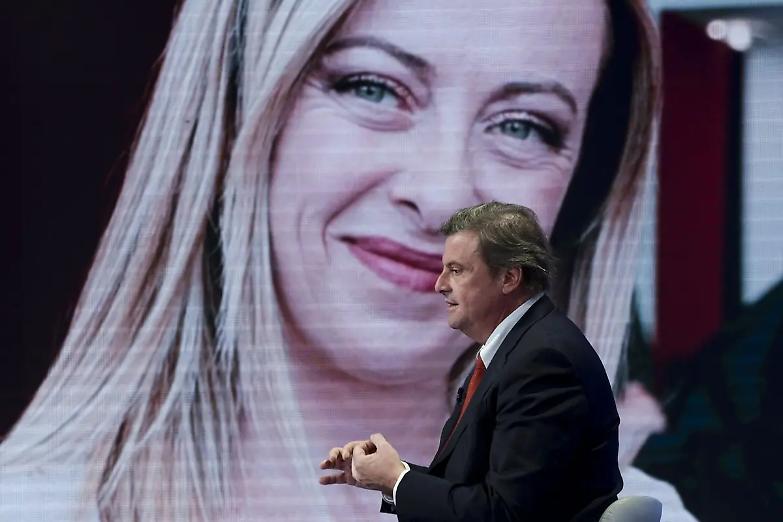 Quei segnali di fumo tra Calenda e Meloni che spaventano il Palazzo