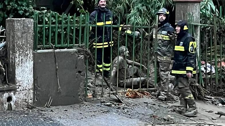 Frana a Ischia, morta una donna. Ancora 8 dispersi, si scavare nel fango per tutta la notte