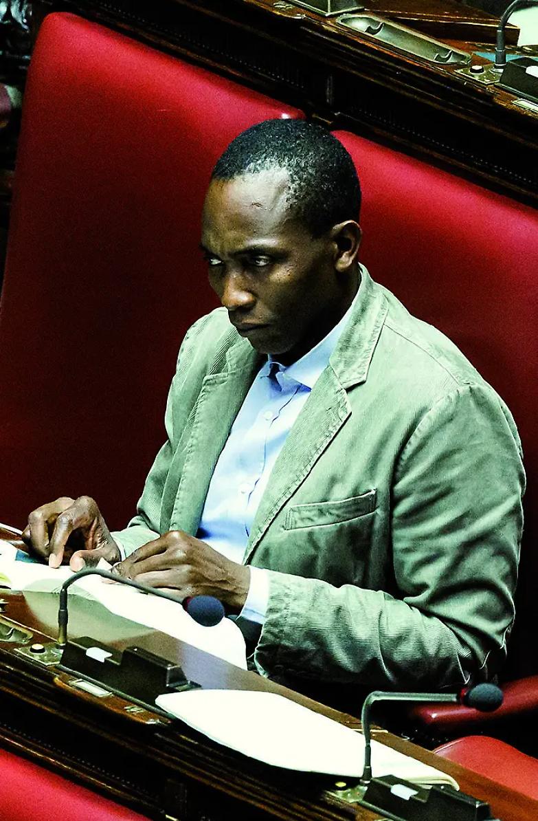 Soumahoro e l&rsquo;ipocrisia della sinistra che lo ha abbandonato al linciaggio