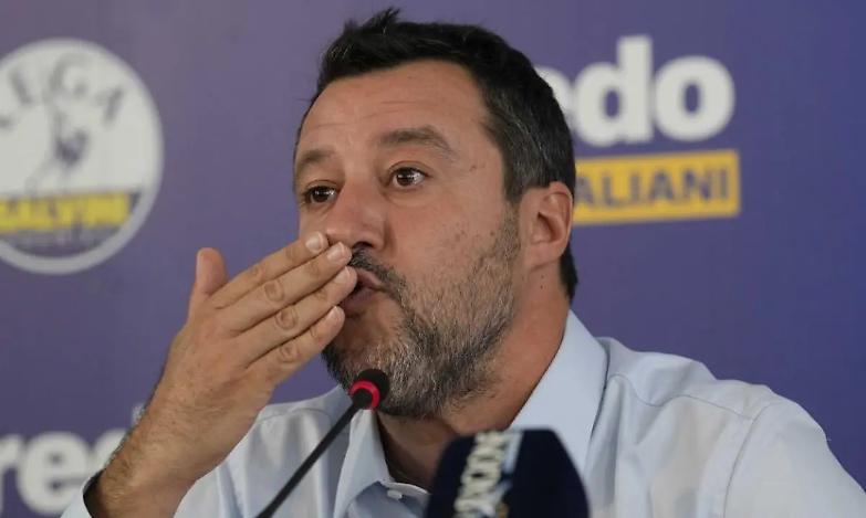 L'ultima di Salvini: &laquo;Chi paga il caff&egrave; con la carta &egrave; un rompipalle&raquo;