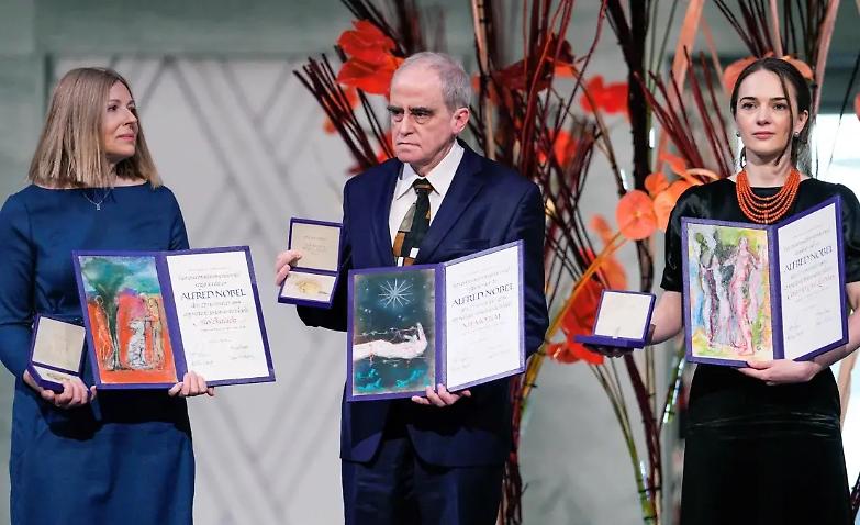 I vincitori del nobel della pace denunciano: &laquo;Guerra folle&raquo; di Putin in Ucraina