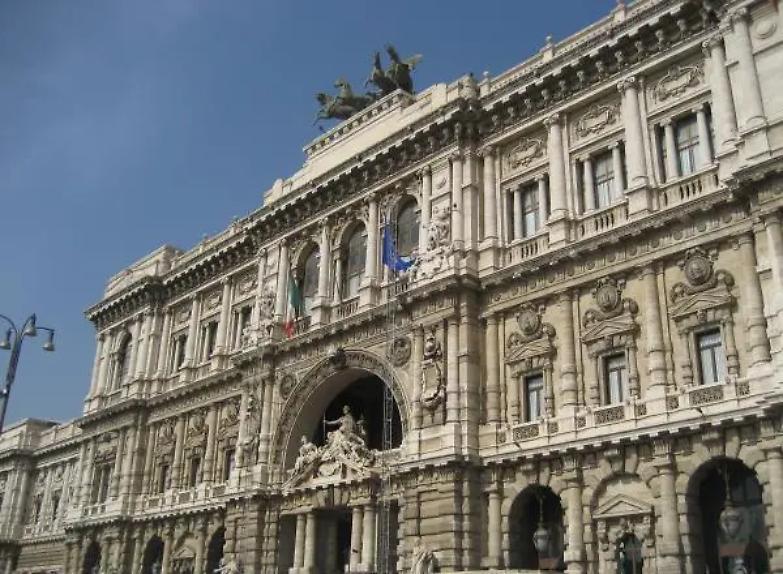 Per la Cassazione &egrave; stalking anche quando si inviano messaggi ai parenti e agli amici dell&rsquo;ex