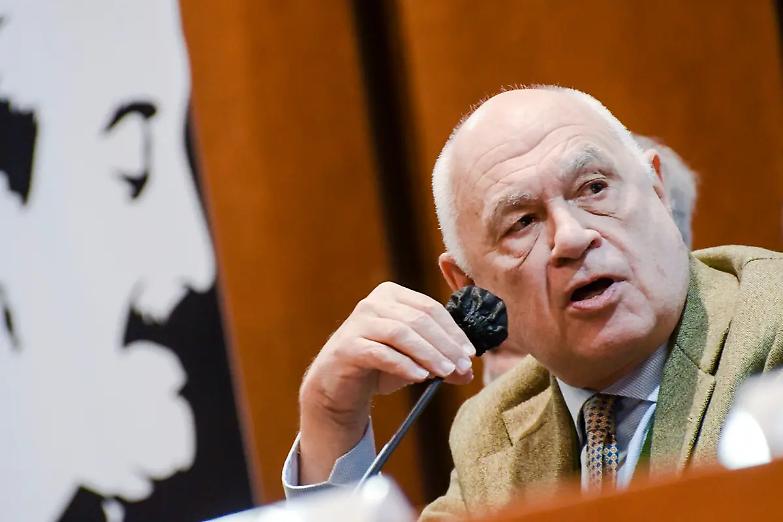 Governo, giudici e avvocatura: la teoria dei tavoli a tre gambe di Nordio