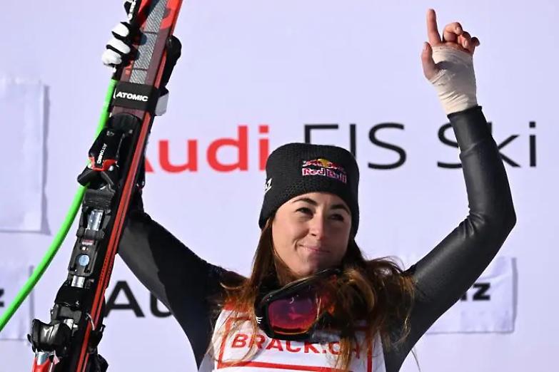 Follemente Goggia: la sciatrice vince in discesa a Saint Moritz con una mano rotta