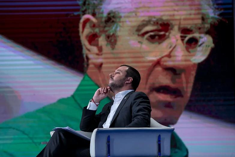 Bossi si schiera con Fontana e molla Salvini: &laquo;Un bambino&raquo;