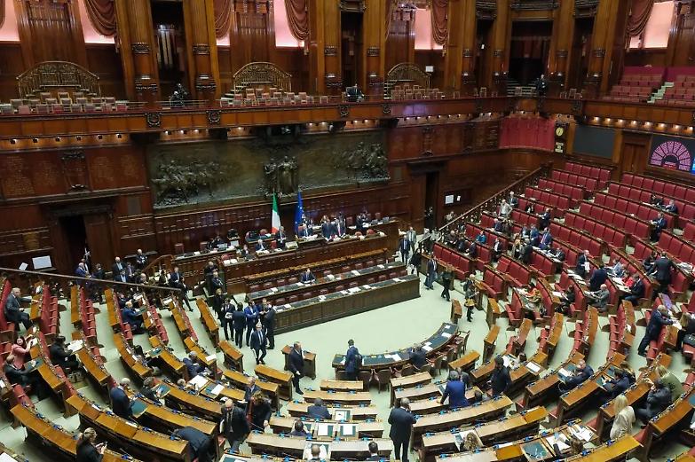 Manovra, via libera della Camera. Coro di critiche da Renzi a Conte