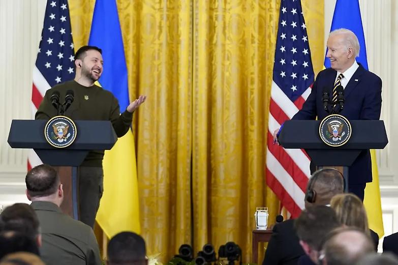 L&rsquo;abbraccio di Biden all&rsquo;alleato Zelensky fa paura al Cremlino