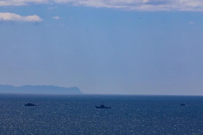 Migranti, nave Sea Eye 4 con 108 migranti attracca a Livorno. Ci sono anche 13 minori