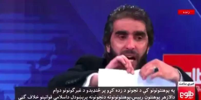 Straccia la sua laurea in diretta tv: &ldquo;Non posso accettare che mia sorella non possa studiare&rdquo;