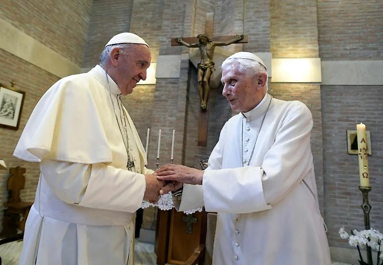 Il Papa: &ldquo;Pregate per Benedetto XVI, &egrave; molto malato&rdquo;