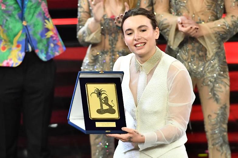 Il tribunale dei medici attacca Madame: &laquo;Fuori da Sanremo!&raquo;