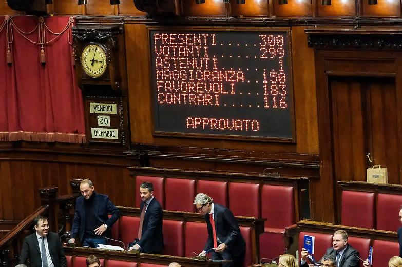 Dl rave, passa la revoca ai medici no vax. Ma Forza Italia &ldquo;diserta&rdquo;