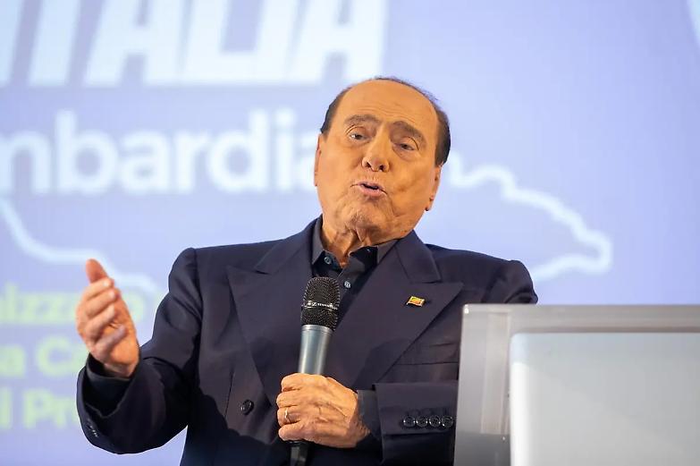 L&rsquo;uomo dell&rsquo;anno &egrave; ancora Silvio Berlusconi. Ora sta dietro le quinte ma garantisce normalit&agrave;