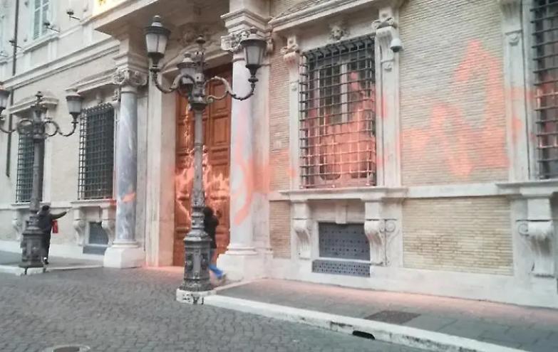 Roma, alcuni ambientalisti imbrattano la facciata del Senato: fermati