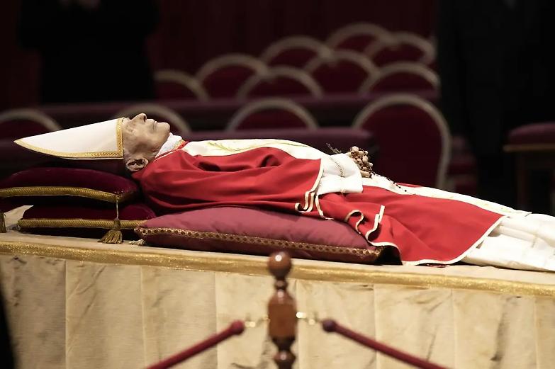 Addio a Papa Benedetto XVI centinaia di persone per rendere omaggio a Joseph Ratzinger &ndash; FOTO
