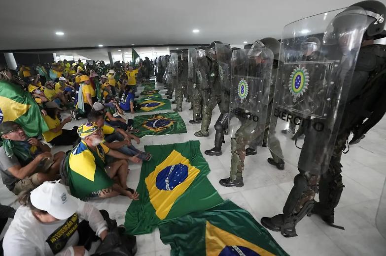Brasilia come Capitol Hill, sostenitori di Bolsonaro assaltano il Congresso: 400 arresti