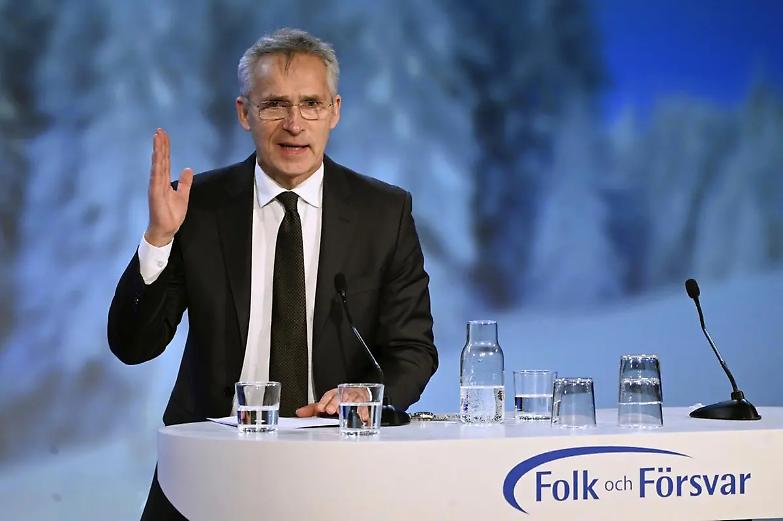 Guerra tra Ucraina e Russia, Stoltenberg: &laquo;Le armi a Kiev sono la via per la pace&raquo;