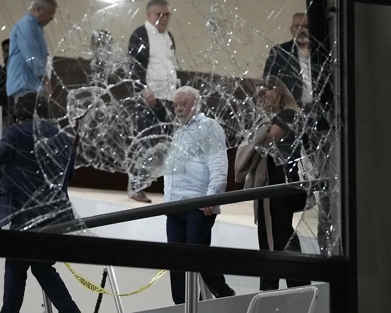 Brasile, identificati i finanziatori dell'assalto al Parlamento. Emessi diversi mandati d&rsquo;arresto