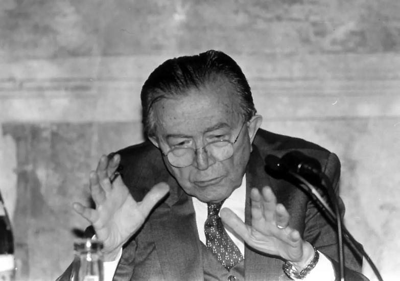 Elogio del &ldquo;divo&rdquo; Giulio, del Parlamento e dei giornalisti liberi