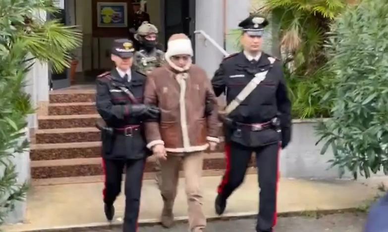 Matteo Messina Denaro, l'uscita dalla caserma senza manette del boss a Palermo