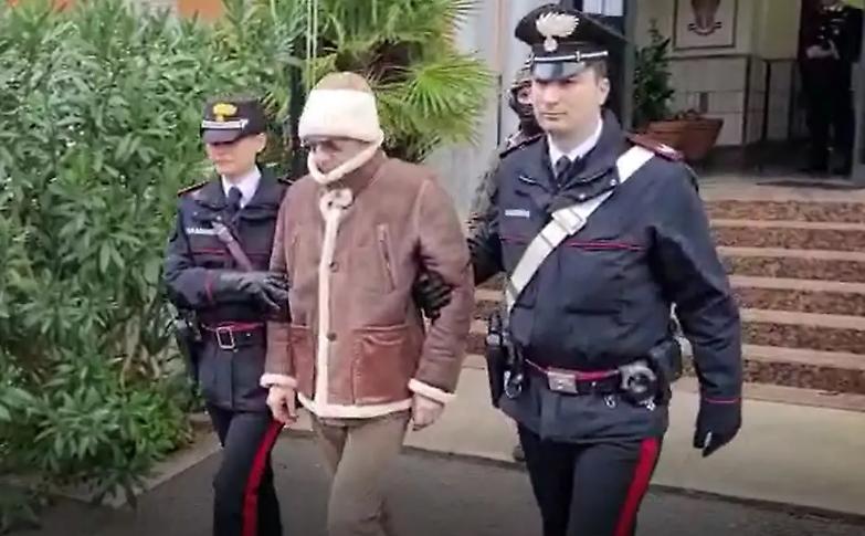 Niente manette e show mediatici per il gran boss. Un applauso al procuratore