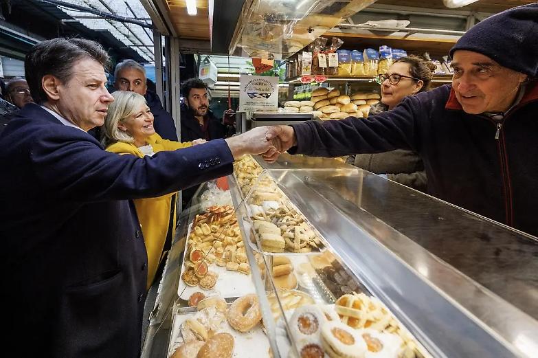 Radicale in patria, felpato in Europa Cos&igrave; Conte prova a prendersi la sinistra