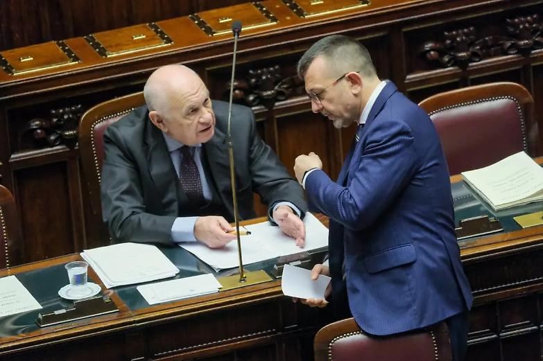 La rivelazione di Delmastro a Donzelli mette in subbuglio il governo, il Pd in coro: &laquo;Dimissioni&raquo;