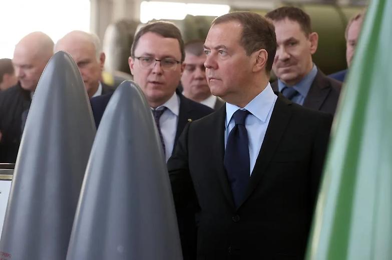 Medvedev: &laquo;Se l&rsquo;Ucraina attacca, la Russia utilizzer&agrave; l&rsquo;arma nucleare&raquo;