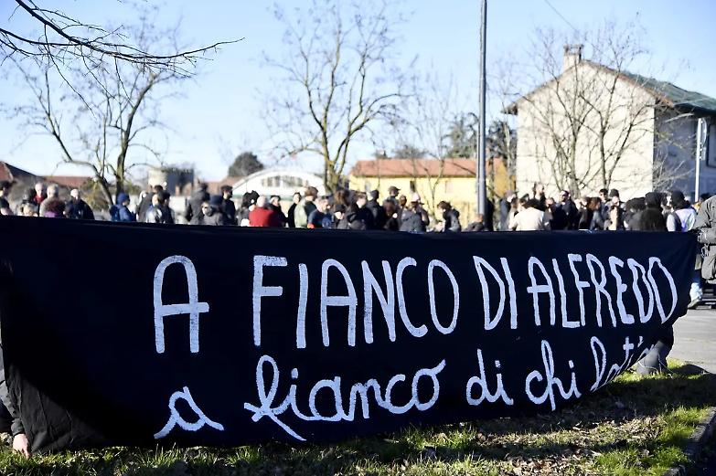 Anarchici in corteo a Roma: &laquo;Alfredo Cospito lasci il 41 bis&raquo; &ndash; FOTO