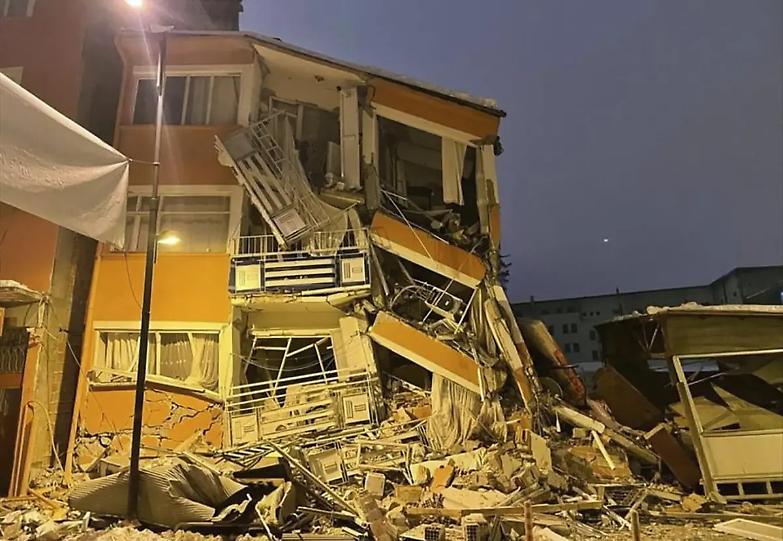 Terremoto in Turchia, il bilancio si aggrava: migliaia di morti &ndash; FOTO | La Farnesina: &laquo;Al momento nessuna vittima italiana&raquo;