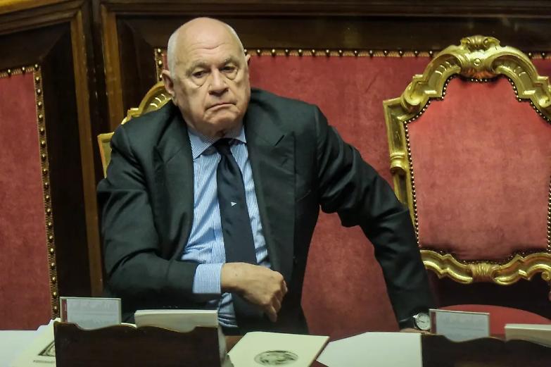 Calenda a Nordio: &laquo;Perch&eacute; ti metti a dare coperture ridicole a Delmastro?&raquo;