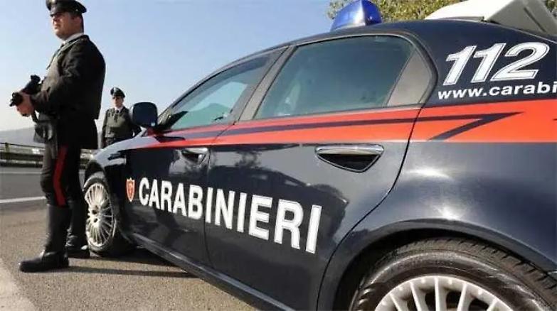 Uccide due donne e si suicida davanti alla caserma dei carabinieri