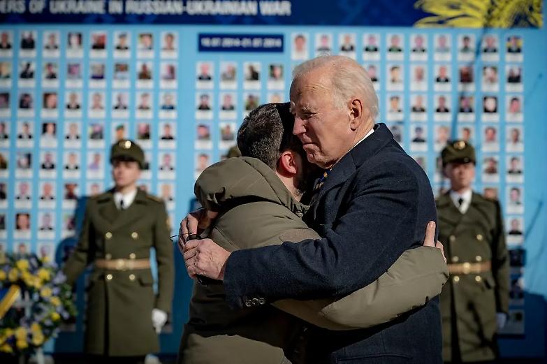 Biden vola a Kiev: &ldquo;Putin si sbagliava&rdquo;. Furia di Mosca: &ldquo;&Egrave; come Hitler&rdquo;