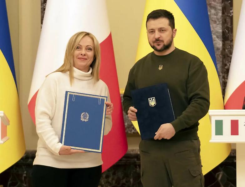 Zelensky a Meloni: &ldquo;Berlusconi? Non gli hanno mai bombardato la casa&rdquo;