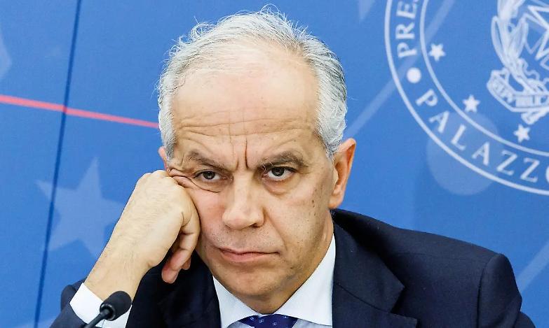 Piantedosi: &ldquo;La disperazione non pu&ograve; mai giustificare viaggi che mettono a rischio i figli&rdquo;. Bufera sul ministro