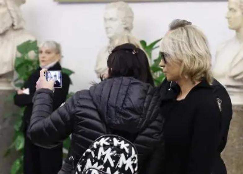 Il selfie con De Filippi? Chi s&rsquo;indigna non ha capito Costanzo...