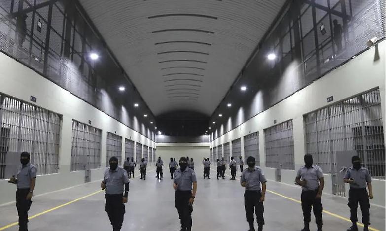 Salvador, l&rsquo;inferno dei detenuti nel carcere pi&ugrave; grande del mondo
