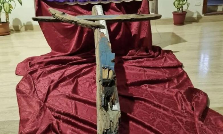 Via Crucis con la croce di legno in ricordo dei migranti morti in mare