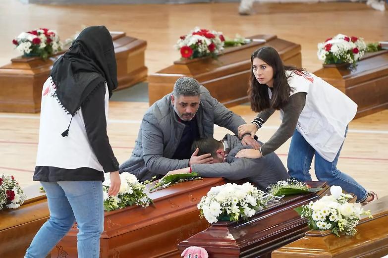 Migranti morti in Calabria, gara di solidariet&agrave; dopo il naufragio