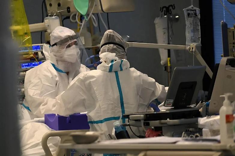 La rivolta dei virologi: &ldquo;Processano chi ci ha salvato la vita&rdquo;