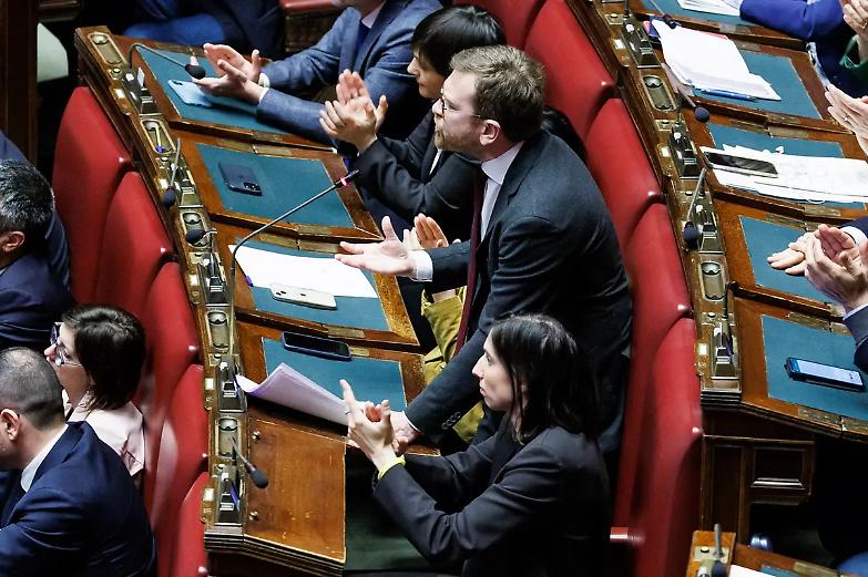 La via giudiziaria al socialismo. Cos&igrave; la sinistra delega l&rsquo;opposizione ai pm