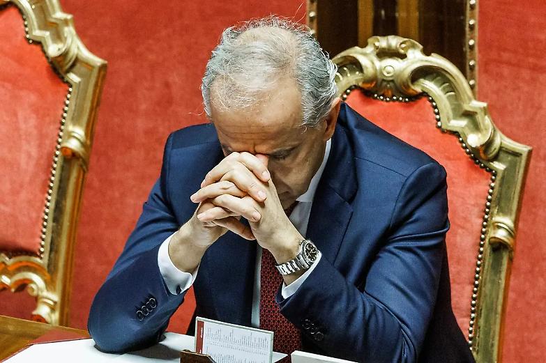 Piantedosi nella bufera pure per il calcio: &laquo;Vieta la trasferta agli ultras Eintracht perch&eacute; tifa Napoli&raquo;, dicono in Germania