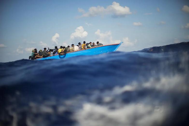 Migranti, evitata una nuova strage: affonda barca a Lampedusa. Tutti salvi